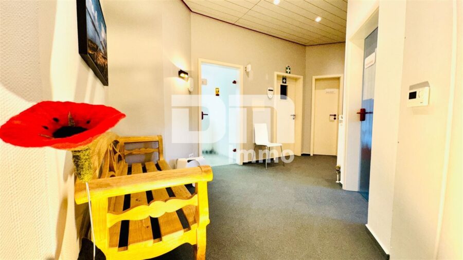 Ladeneinheit und Büro / Praxisfläche teilvermietet im Paket mit umfangreicher Ausstattung - Einheit 1 Flur / Diele